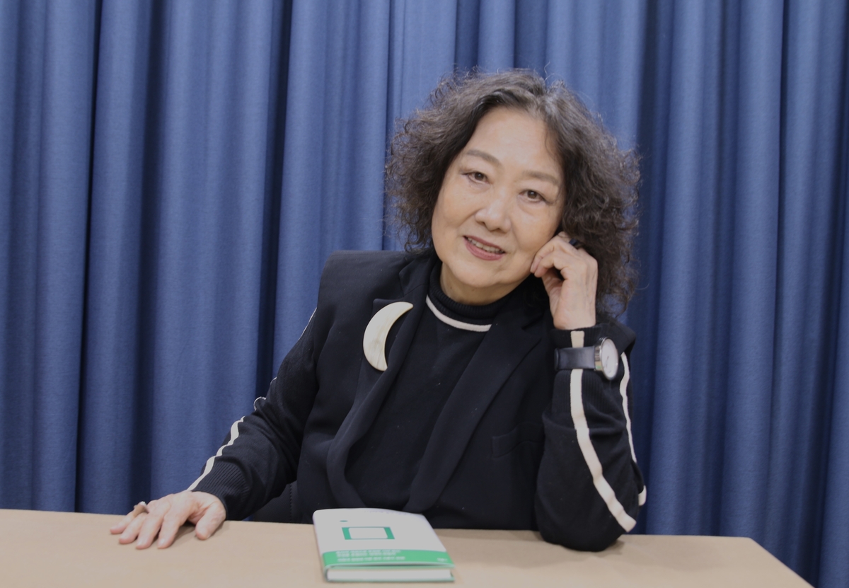 “詩가 시시해질까 엄청 써놨죠… 피 떨어지는 싱싱한 것으로”