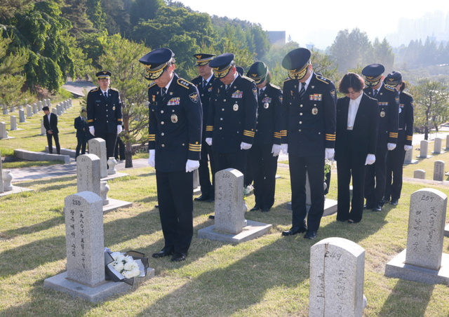 유재성 경찰청장 직무대행 등 경찰청 지휘부가 18일 5·18 민주화운동 기념일을 맞아 민주화운동 당시 순직한 경찰관 모역을 참배하고 있다. 경찰청 제공