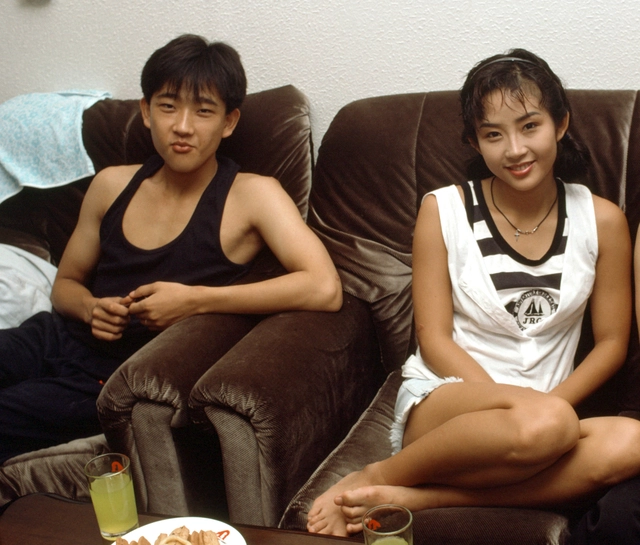 1990년 동생 최진영(왼쪽)과 함께.