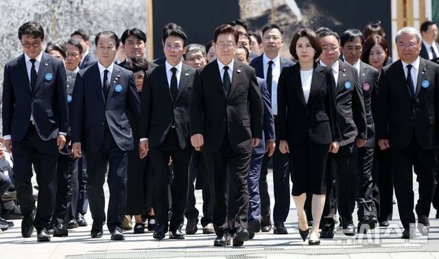 이재명 대통령과 김혜경 여사가 18일 광주 동구 5·18민주광장에서 열린 제46주년 5·18민주화운동 기념식에 입장하고 있다. 이 대통령 왼쪽에 김민석 국무총리가 함께 입장하고 있다. 뉴시스 제공