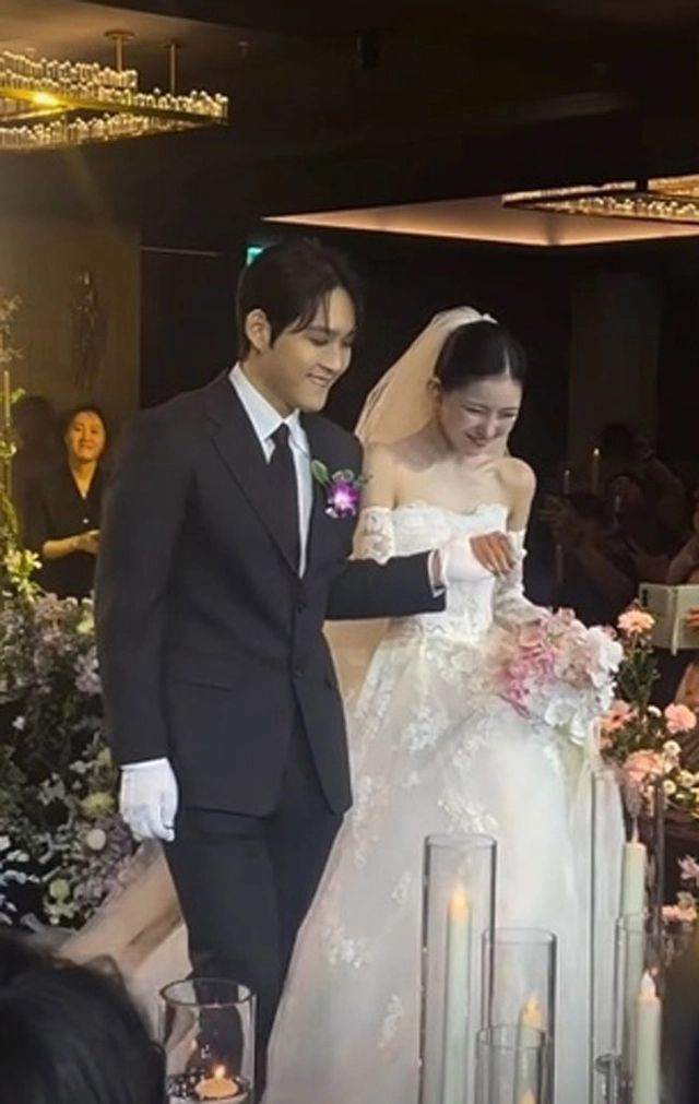 최진실의 딸 최준희(오른쪽) 씨가 16일 결혼식에서 오빠 환희 씨와 입장하는 모습.  SNS캡처