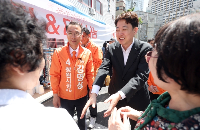 이준석 개혁신당 대표가 지난 8일 경남 창원시 마산합포구 마산합포노인종합복지관을 찾아 같은 당 강명상 창원시장 후보와 함께 인사하고 있다. 연합뉴스