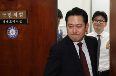 지난해 12월11일 당시 국민의힘 장동혁 의원이 국민의힘 당대표실을 나가는 사이 한동훈 국민의힘 전 대표가 미소를 짓고 있다. 연합뉴스