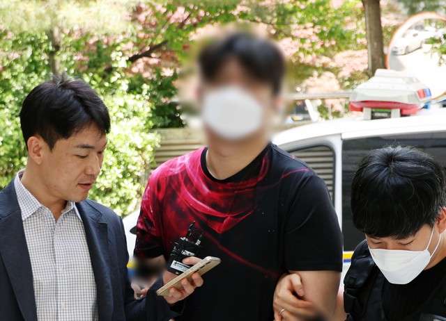 보복대행을 저지른 20대 남성이 18일 오후 구속 전 피의자 심문(영장실질심사)을 받기 위해 인천지법에 출석하고 있다. 연합뉴스