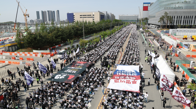 지난달 23일 경기도 평택시 삼성전자 평택캠퍼스 앞에서 열린 삼성전자 노동조합 공동투쟁본부의 ‘투명하게 바꾸고, 상한폐지 실현하자-4/23 투쟁 결의대회’에서 조합원들이 구호를 외치고 있다. 연합뉴스