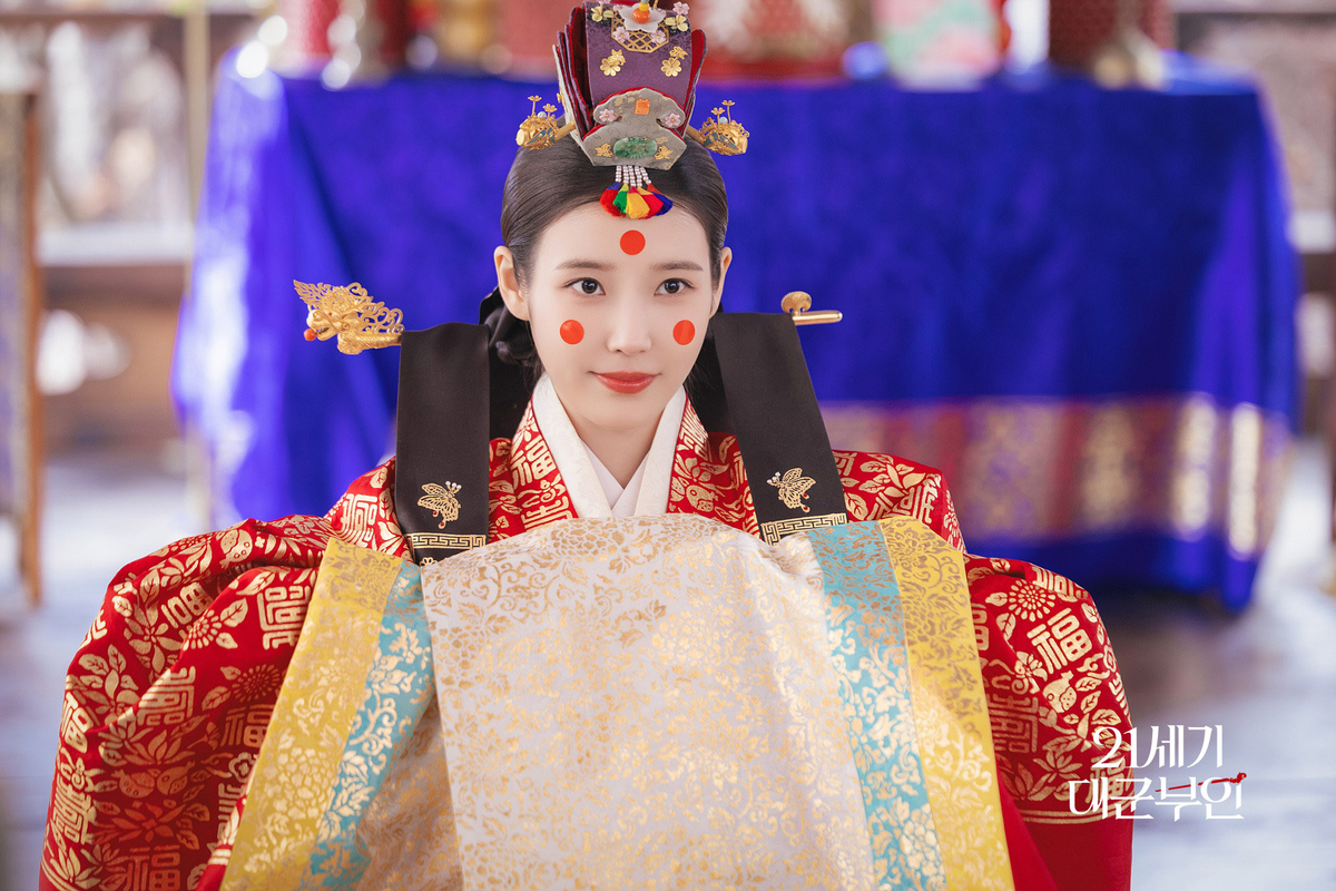역사왜곡 논란 일자 작가·감독 아닌 아이유·변우석이 사과?