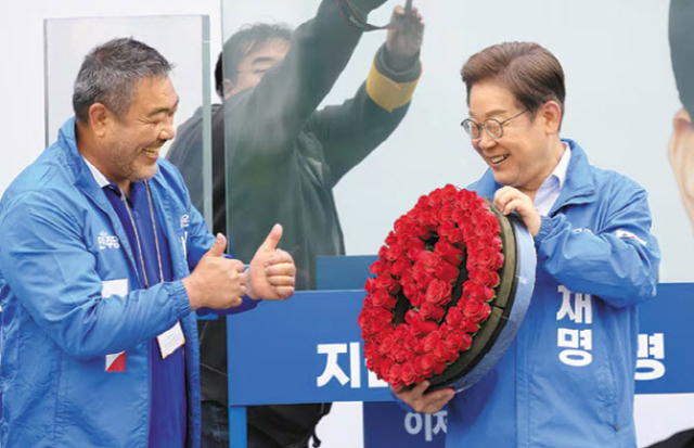 배우 이원종 씨가 2025년 5월 경기 고양시에서 진행된 당시 이재명 더불어민주당 대선 후보 유세에서 지원 유세를 하고 있는 모습. 연합뉴스