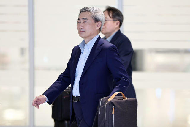 국제결제은행(BIS) 이사회에서 BIS 이사로 선출된 신현송 한국은행 총재가 13일 인천국제공항 제2여객터미널을 통해 귀국하고 있다. 연합뉴스