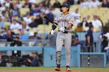 이정후, MLB 5경기 연속 안타…수비 중 부상 탓 교체