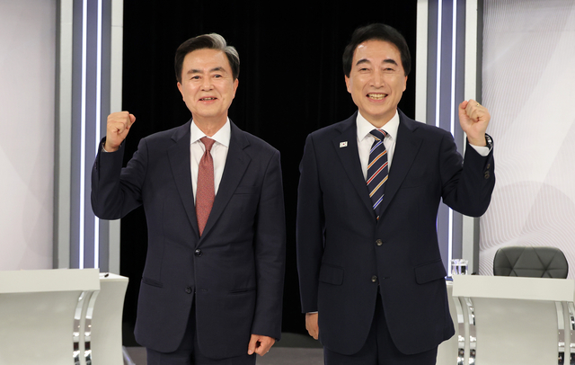 6·3 지방선거에 나선 더불어민주당 박수현 충남지사 후보(오른쪽)와 국민의힘 김태흠 충남지사 후보가 지난 17일 오후 대전 서구 만년동 KBS 대전방송총국에서 열린 후보 토론회에 참석하고 있다.  연합뉴스