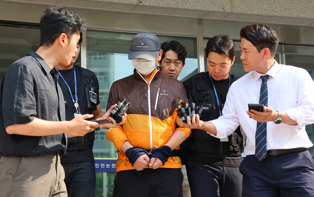 인천 송도에서 사제 총기로 아들을 살해한 60대 남성 A씨가 지난해 7월 30일 인천 논현경찰서 유치장에서 검찰로 송치되고 있다. 연합뉴스