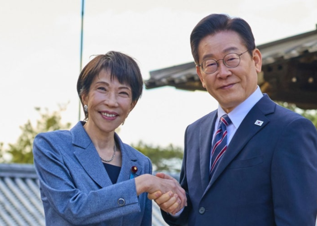 이재명 대통령과 다카이치 사나에 일본 총리가 지난 1월 14일 일본 나라현 대표 문화유적지인 호류지(법륭사)에서 기념촬영을 하고 있다. 연합뉴스