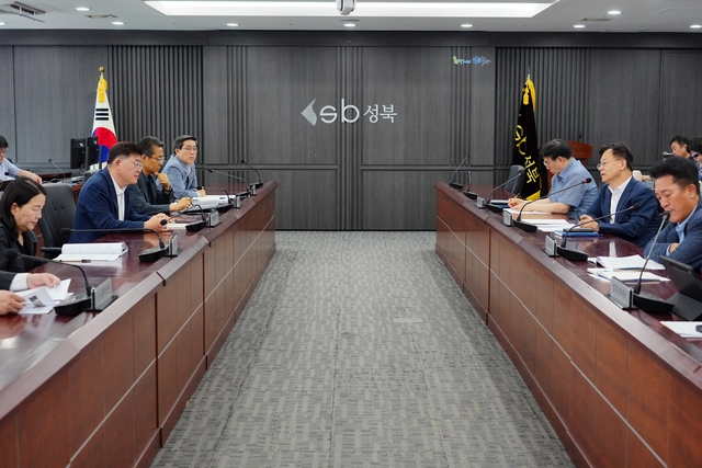 최경주 성북구청장 권한대행이 여름철 종합대책 추진을 위한 현안정책회의를 주재하고 있다. 성북구청 제공