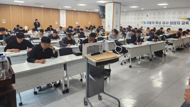 오는 6월 3일 전국동시지방선거를 앞두고 한국교통안전공단(TS) 자동차검사소 튜닝 검사 담당자 들이 교육을 받고 있다. TS 제공