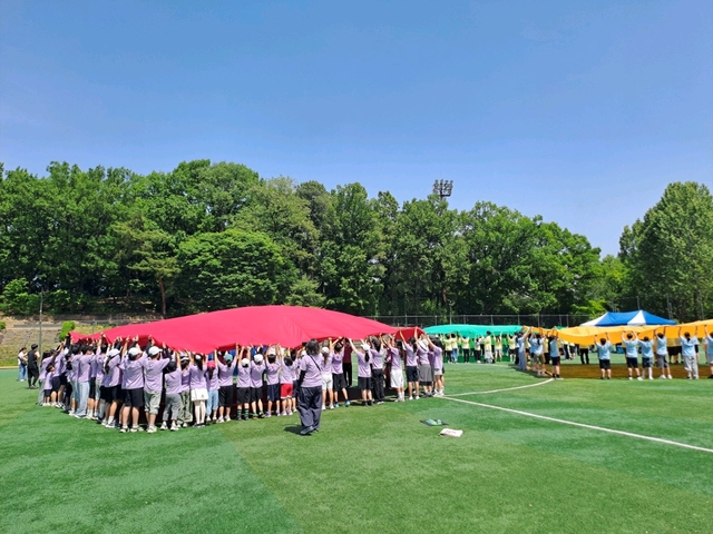 16일 어린이대공원 축구장에서 열린 ‘광진구 지역아동센터 한마음 체육축제’에서 참가 아동들이 다양한 체육 프로그램에 참여하며 즐거운 시간을 보내고 있다. 광진구청 제공