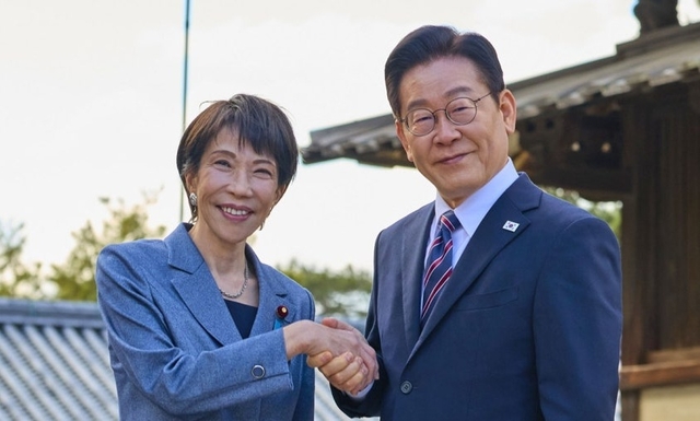 이재명 대통령과 다카이치 사나에 일본 총리가 14일 일본 나라현 대표 문화유적지인 호류지(법륭사)에서 기념촬영을 하고 있다. 연합뉴스(공동취재)