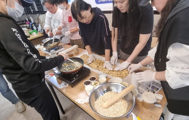 동대문구 1인가구지원센터 프로그램 참가자들이 커뮤니티 활동에 참여하며 교류의 시간을 보내고 있다. 동대문구청 제공