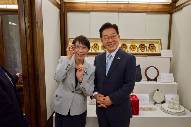 이재명 대통령이 19일 경북 안동 한 호텔에서 열린 다카이치 사나에 일본 총리와의 친교 일정에서 다카이치 총리가 선물한 안경을 쓰고 기념 촬영을 하고 있다. 청와대 제공
