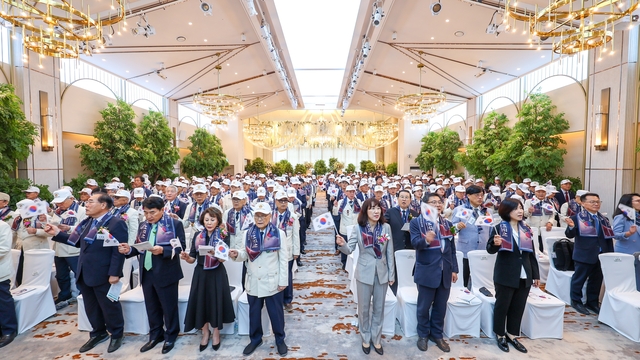 강윤진 국가보훈부 차관이 20일 오전 서울시 용산구 전쟁기념관에서 열린 6·25참전유공자회의  ‘비전 2030 대국민 선포식’에 참석해 주요 내빈들과 함께 군가 제창을 하고 있다. 국가보훈부 제공