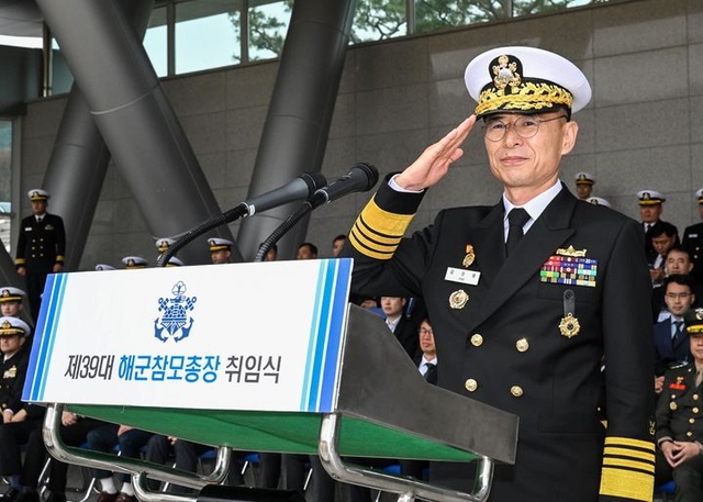 김경률 신임 해군참모총장이 지난 3월25일 충남 계룡대 대연병장에서 열린 제39대 해군참모총장 취임식에서 해군·해병대 장병 및 군무원들의 경례를 받고 있다. 해군 제공