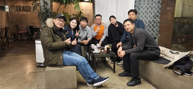 SK하이닉스 직원들로 구성된 ‘두리회’ 회원들이 2024년 2월 연간 정기모임에서 기념촬영을 하고 있다. 위 사진은 1997년 후원 아동 기념행사에서 찍은 사진. 위 사진 앞줄 가장 왼쪽 아이는 현재 두리회 회원으로 활동하고 있는 최성웅(아래 사진 가장 오른쪽) 씨다.  초록우산 제공