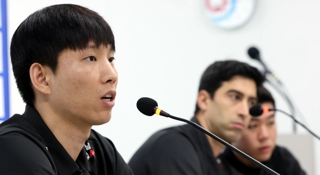 황택의가 20일 서울 송파구 올림픽회관에서 열린 배구대표팀 기자회견에서 아시아선수권대회와 아시안게임 등 주요 일정을 앞둔 각오를 밝히고 있다. 뉴시스