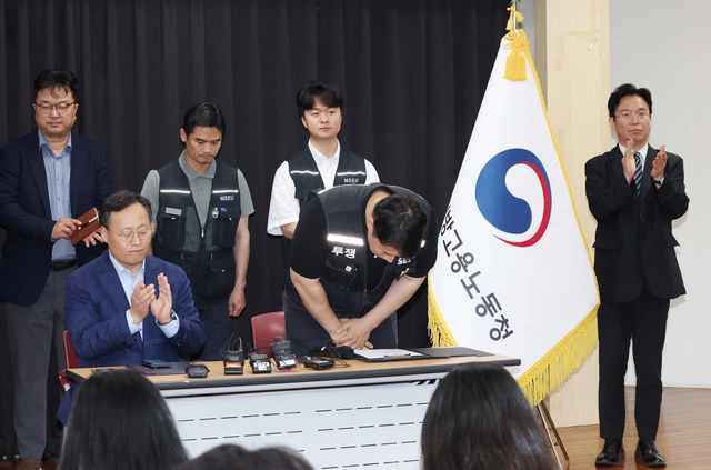 최승호 삼성그룹 초기업노동조합 삼성전자지부 위원장이 20일 경기 수원시 장안구 경기고용노동청에서 열린 삼성전자 임금협상을 마친 후 고개 숙여 인사를 하고 있다. 뉴시스