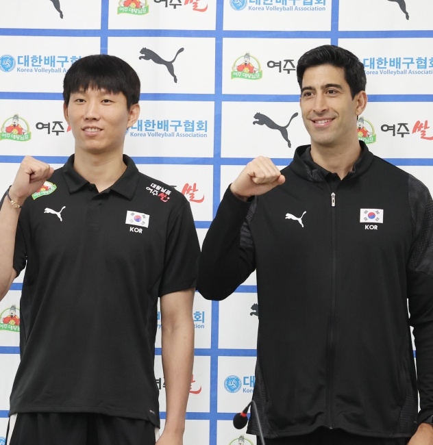 남자배구대표팀 주장 황택의(사진 왼쪽)와 이싸나예 라미레스 감독이 20일 서울 송파구 올림픽회관에서 열린 배구대표팀 기자회견에 앞서 기념 촬영을 하고 있다. 뉴시스