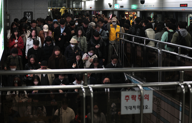지난 4월 서울 지하철 충무로역에서 열차를 이용하는 시민들이 분주히 걸어가고 있다. 연합뉴스