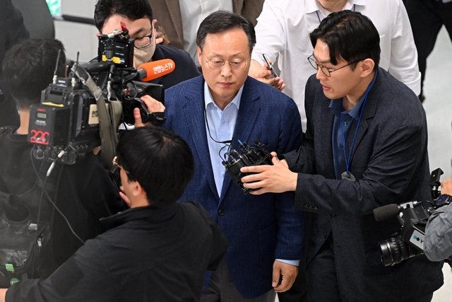 삼성전자 사측 대표교섭위원인 여명구 DS(디바이스솔루션·반도체 사업 담당) 피플팀장이이 20일 정부세종청사 중앙노동위원회에서 노사협상 결렬에 따른 입장을 밝힌 뒤 협상장을 떠나고 있다. 공동취재