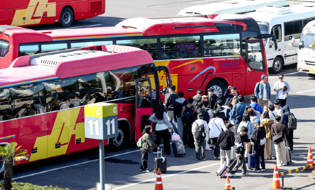 제주국제공항 대형차량 전용 주차장에서 학생들이 전세버스로 향하고 있다. 뉴시스