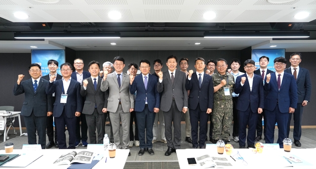 20일 방위사업청이 주최하고 방위산업진흥회가 주관,  서울 마포구 디캠프 마포에서 진행된 ‘함정분야 중소·스타트업 우수기술 피칭데이’에  HD현대중공업, 한화오션, HJ중공업, LIG D&A, 한화시스템 등 주요 방산기업과 30여 개 중소기업 관계자들이 참석해 기술교류와 네트워킹을 진행했다. 방진회 제공