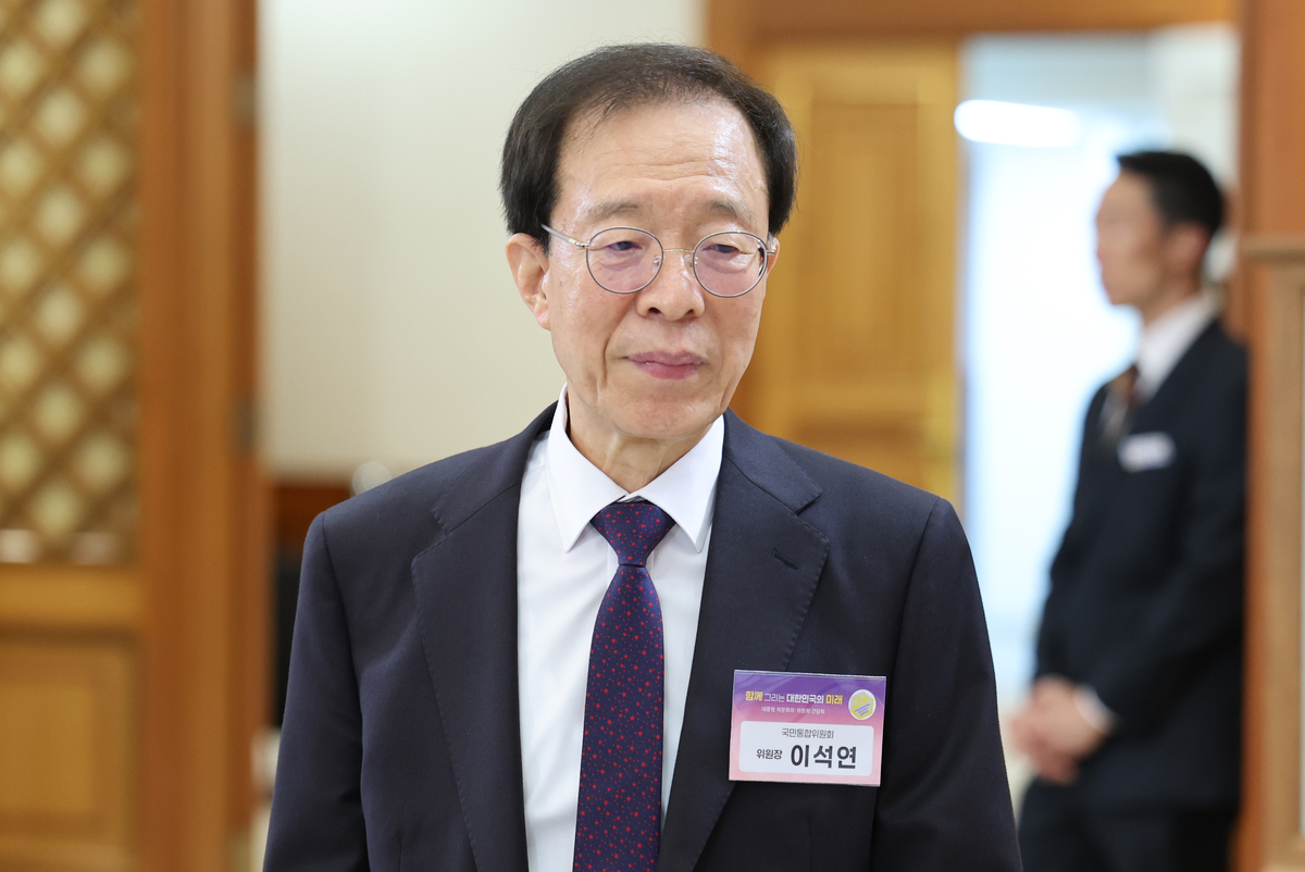 대통령 회의 참석 이석연…“갑질 행정관은 도구” 윗선 개입 시사