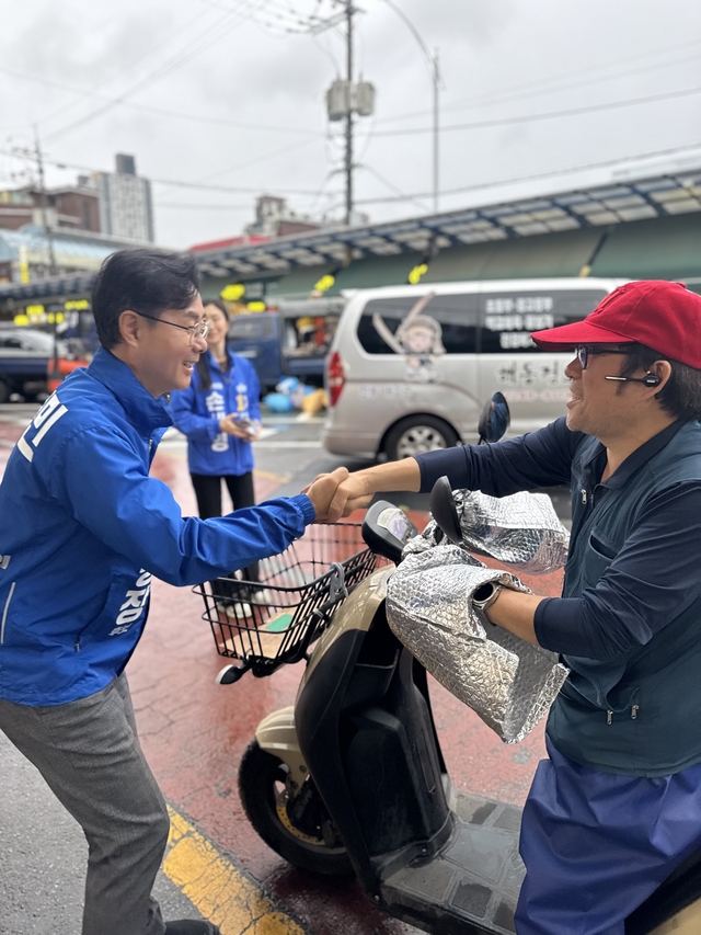 21일 오전 더불어민주당 최동민 동대문구청장 후보가 서울 동대문구 제기동 경동시장을 찾아 상인들과 인사를 나누며 선거운동을 하고 있다. 최동민 후보 캠프 제공