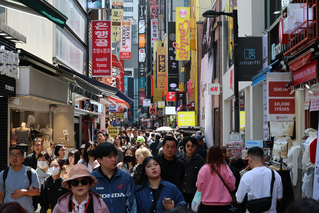 지난 1일 서울 중구 명동을 찾은 외국인 관광객들이 거리를 둘러보고 있는 모습. 연합뉴스