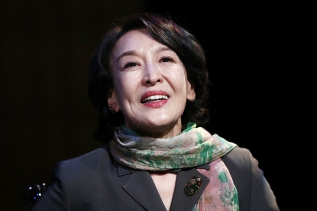 배우 故 윤석화에 은관문화훈장 추서…유족에 전달