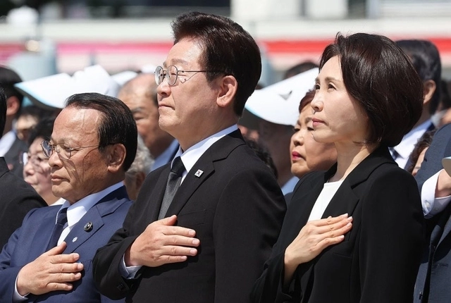 이재명 대통령과 김혜경 여사가 18일 광주 5·18 민주광장에서 열린 제46주년 5·18 민주화운동 기념식에서 국민의례를 하고 있다. 연합뉴스
