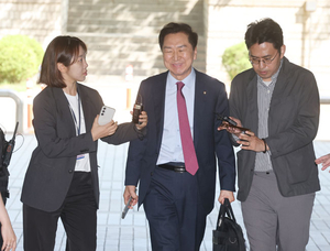 법정 출석하는 김기현