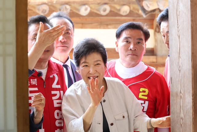 박근혜 전 대통령이 25일 어머니인 고 육영수 여사의 충북 옥천 생가를 방문해 시민들에게 인사하고 있다.  연합뉴스