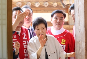 육영수 여사 생가 찾은 박근혜 손 흔들며 ‘활짝’…“약속한 것 지킨다는 믿음주실 분들”