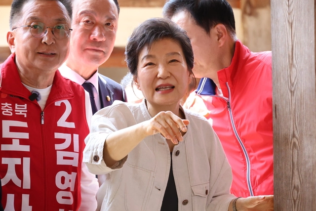 박근혜 전 대통령이 25일 어머니인 고 육영수 여사의 충북 옥천 생가를 방문해 둘러보고 있다. 연합뉴스