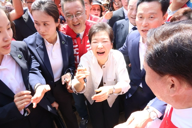 박근혜 전 대통령이 25일 어머니인 고 육영수 여사의 충북 옥천 생가를 방문해 시민들과 인사를 나누고 있다.  연합뉴스