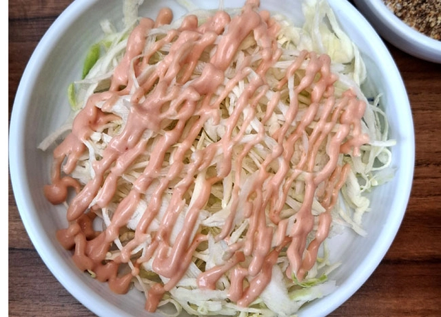 치킨집에서 내는 양배추 ‘사라다’.