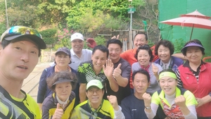 셔틀콕 하나에 모두가 함께 웃고… 건강·화합까지 챙겨요[그립습니다]