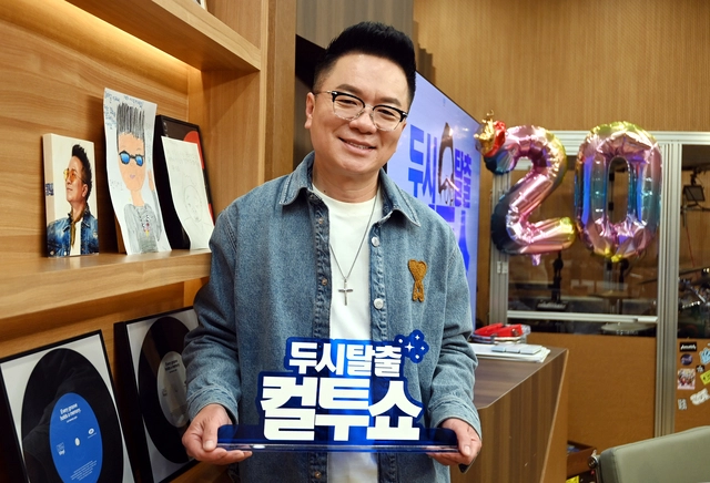 김태균은 프로그램 제목이 담긴 명패를 들고 환한 미소를 지으며 20주년을 자축했다.  박윤슬 기자