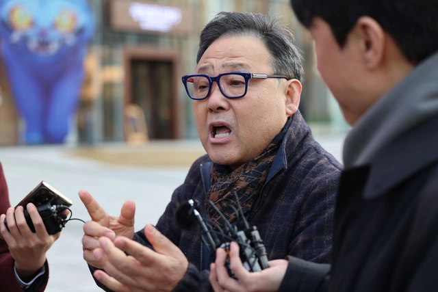 지난해 11월 민중기 특별검사 사무실에 출석해 취재진의 질의에 답하는 서성빈 드론돔 대표. 뉴시스