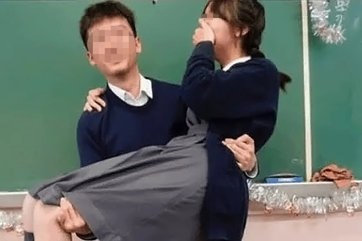 Hong Kong Education Authorities Investigate Teacher After Viral Photo of Student Interaction - News Directory 3