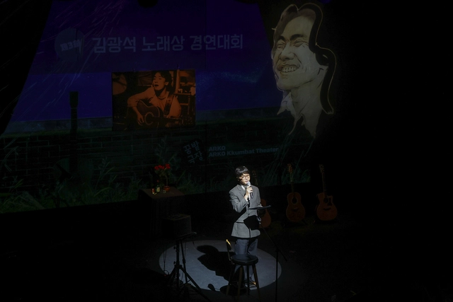 작년 1월 서울 아르코꿈밭극장에서 열린 제3회 김광석 노래상 경연대회에서 주최 측 대표로 가수 박학기가 인사말을 하고 있다.