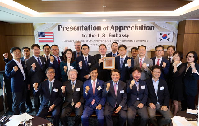 관훈클럽 임원들이 1일 서울 중구 한국프레스센터 19층 국화실에서  열린 ‘미국 건국 250주년 기념 주한미국대사관 감사패 수여식’ 직후 제임스 헬러(뒷줄 가운데) 주한미국대사관 대사대리 등 미국대사관 관계자들과 기념촬영을 하고 있다. 관훈클럽 제공