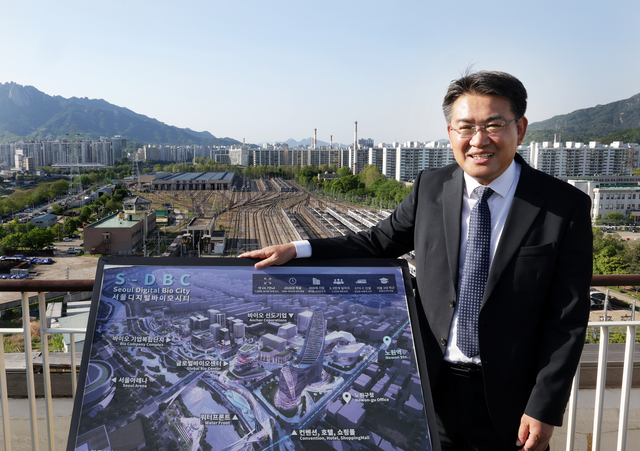 지난 4월 24일 서울 노원구청 옥상에서 오승록 노원구청장이 ‘서울디지털바이오시티(S-DBC)’ 부지 전경을 배경으로 기념 촬영을 하고 있다.  노원구청 제공 